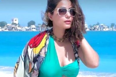 Hina Khan Flaunts Her Curves in Green Monokini as She Enjoys Her Dubai Trip, See Pic