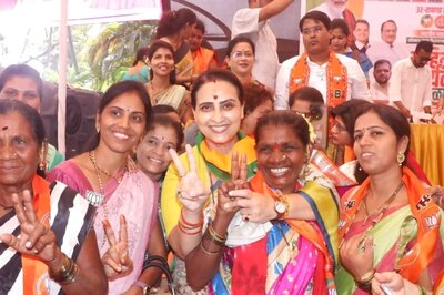 'Political Motive Behind Appeal?' BJP's Chitra Wagh Slams Actor Renuka Shahane's Plea to Voters