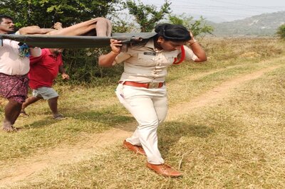 Police Woman in Andhra Pradesh Carries Corpse on Her Shoulders For a Kilometre in Srikakulam