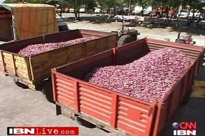 Delhi government opens 350 outlets to sell onions at reasonable price