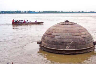 As River Ganga Floods Crematorium, Cremation Services May Shift to the Streets of Varanasi