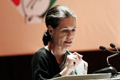 Sonia asks Congress to end ugly display of wealth
