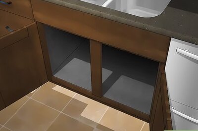 How to Change the Faucet Hose in a Kitchen Sink