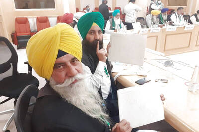 Talks Fail Again as Farmers Resort to Silent Protest at Meeting With 'Yes or No' Posters, Next Round on Dec 9