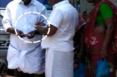 In RK Nagar, Voters Don't Want to Keep Netas With Cash Waiting