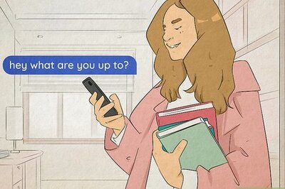 How to Text a Guy Without Looking Desperate