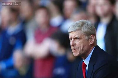 Wenger brushes off 'time to say goodbye' Arsenal banner