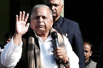 Mulayam Singh Yadav Meets Yogi Adityanath to Seek way out After SC Order on Vacating Bungalows