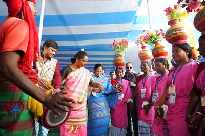 In Malda to Attend Mass Wedding, CM Mamata Banerjee Shakes a Leg to Tribal Tunes