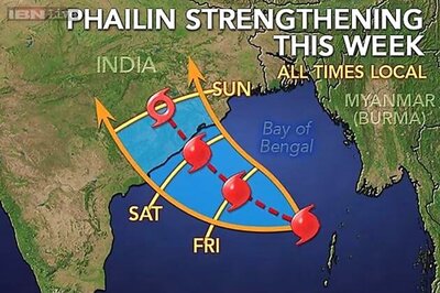People flee before cyclone Phailin hits Odisha coast