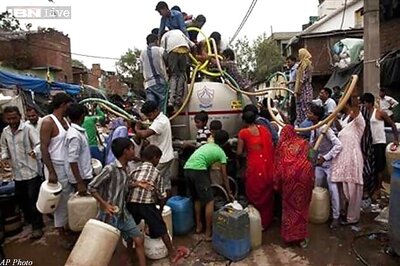 Delhi: Water shortages lead to 'tanker mafia'