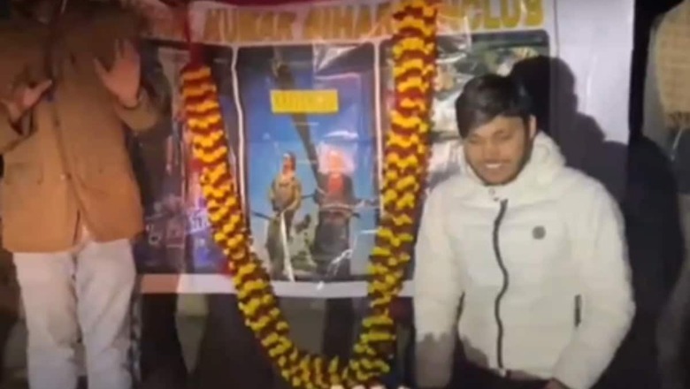 Akshay Kumar's Fans Celebrate Bade Miyan Chote Miyan Teaser With Fireworks