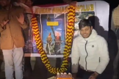 Akshay Kumar's Fans Celebrate Bade Miyan Chote Miyan Teaser With Fireworks