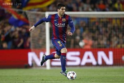 Barcelona forward Luis Suarez picks up hamstring strain