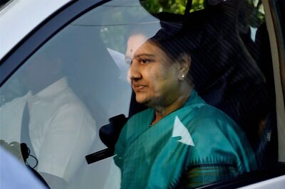 Delay in Swearing-in is to Break The Party: Sasikala