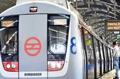 Viral Video of Kanwariyas Dancing Inside Delhi Metro Angers Netizens, DMRC Reacts