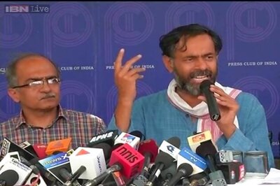 Yadav, Bhushan meet supporters to discuss future course