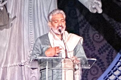 RRR: SS Rajamouli Gets Best Director Award At NYFCC, Video of Crowd Cheering For Him Goes Viral