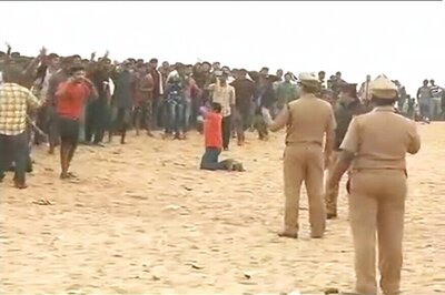 Police Start Evicting Jallikattu Protesters From Marina Beach