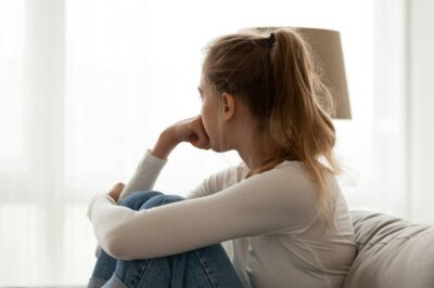 How To Transform Your Scarcity Mindset, Therapist Shares Tips