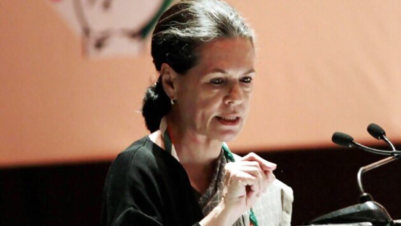 Sonia Gandhi visits Bodh Gaya, condemns blasts