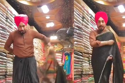 WATCH: This Salesman's Saree Draping Skills Will Convince You to Buy From Him