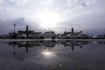 Overcast Sky in Delhi, MeT Predicts Light Rains on Monday
