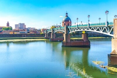 Microscopic Molecular Cars to Race in France