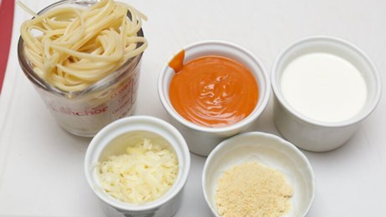 How to Cook Pasta With White and Red Sauce