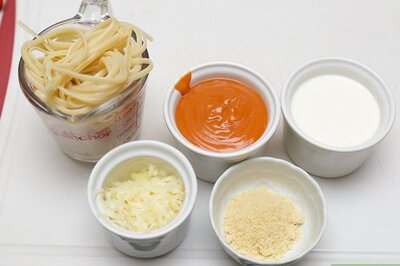 How to Cook Pasta With White and Red Sauce