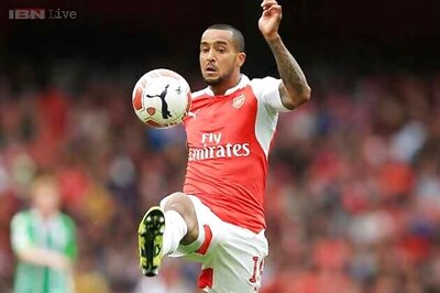 Watch: Arsenal stars Theo Walcott, Oxlade-Chamberlain play cricket