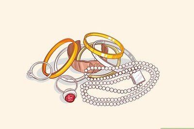 How to Organize Jewelry in a Drawer