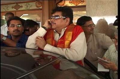 Shatrughan takes dig at Centre for spiralling pulses' price