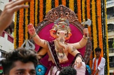 Communal Harmony on Display: Devotees Halt Ganpati Visarjan Yatra, Turn Off Bhajan & Pay Respects at Mosque in Malad