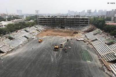 Azad holds meeting to discuss dengue menace