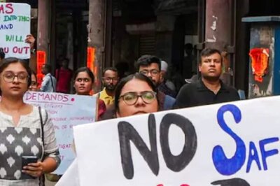 At Kolkata 'Reclaim The Night' Protest, People With Tricolour Sing The National Anthem