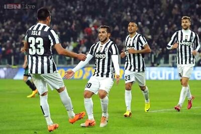 Carlos Tevez nets three as Juventus beat Sassuolo 4-0