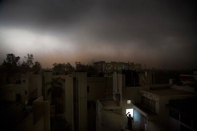 Gusty Winds Sweep Delhi; Light Rain and Thunderstorm Likely