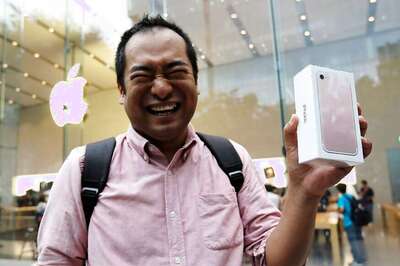 Apple Fans Snap New iPhone 7, But Crowd Smaller Than Past Years