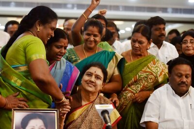 Panneerselvam vs Sasikala: Rebellion Grows, MP and MLA Join Team Panneerselvam
