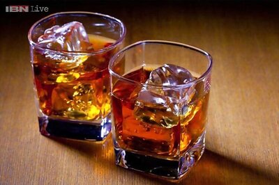 Woman stumps tippler husband; seeks a peg for her too