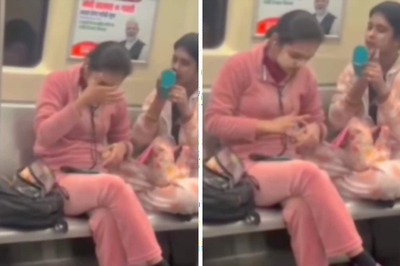 Women Apply Makeup Inside Delhi Metro And We Are Not Surprised