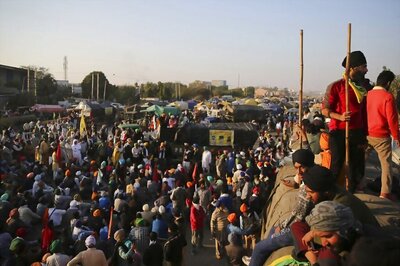 'Hum Honge Kaamyab': Slogans, Songs & Drumbeats Galore as Hundreds of Farmers Gather at Burari