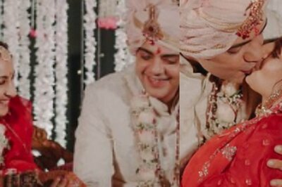 VJ Cyrus Sahukar, Wife Vaishali Malhara Share a Passionate Kiss On Their Wedding Day, See Pic