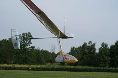 Man, flapping wings, makes 20-sec flying history