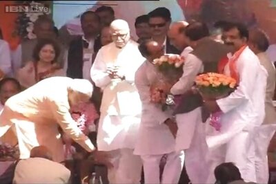 At Bhopal rally Narendra Modi touches LK Advani's feet