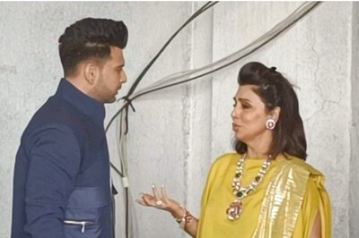 Dance Deewane Juniors: Karan Kundrra Touches Neetu Kapoor's Feet, Impressed Fans Call Him 'Sanskari'