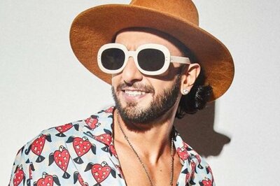 Ranveer Singh Consoles and Hugs a Crying Child In Crowd; Viral Video Will Win Your Heart