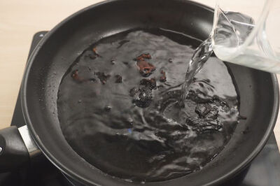 How to Clean a Pan with Baking Soda