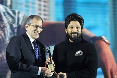 Allu Arjun Fans in Russia Go Crazy As Pushpa Star Addresses Crowd in Russian; Video Goes Viral